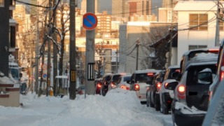積雪により車閉じ込め発生している都市部